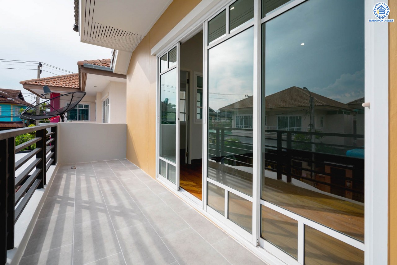 บ้านมือสองตกแต่งใหม่ ทำเลโซนเมือง! หลังมุม ม.ปัญฐิญา1 พระราม5 ตกแต่งดีไซน์ทันสมัย เนื้อที่ 55.5 ตร.ว. หลังใหญ่พร้อมอยู่ ฟังก์ชัน 3 ห้องนอน 3 ห้องน้ำ 2 ที่จอดรถ พร้อมเรือนรับรอง ทำเลศักยภาพ เชื่อมต่อถนนหลายสาย ใกล้รถไฟฟ้า "สถานีแยกติวานนท์"